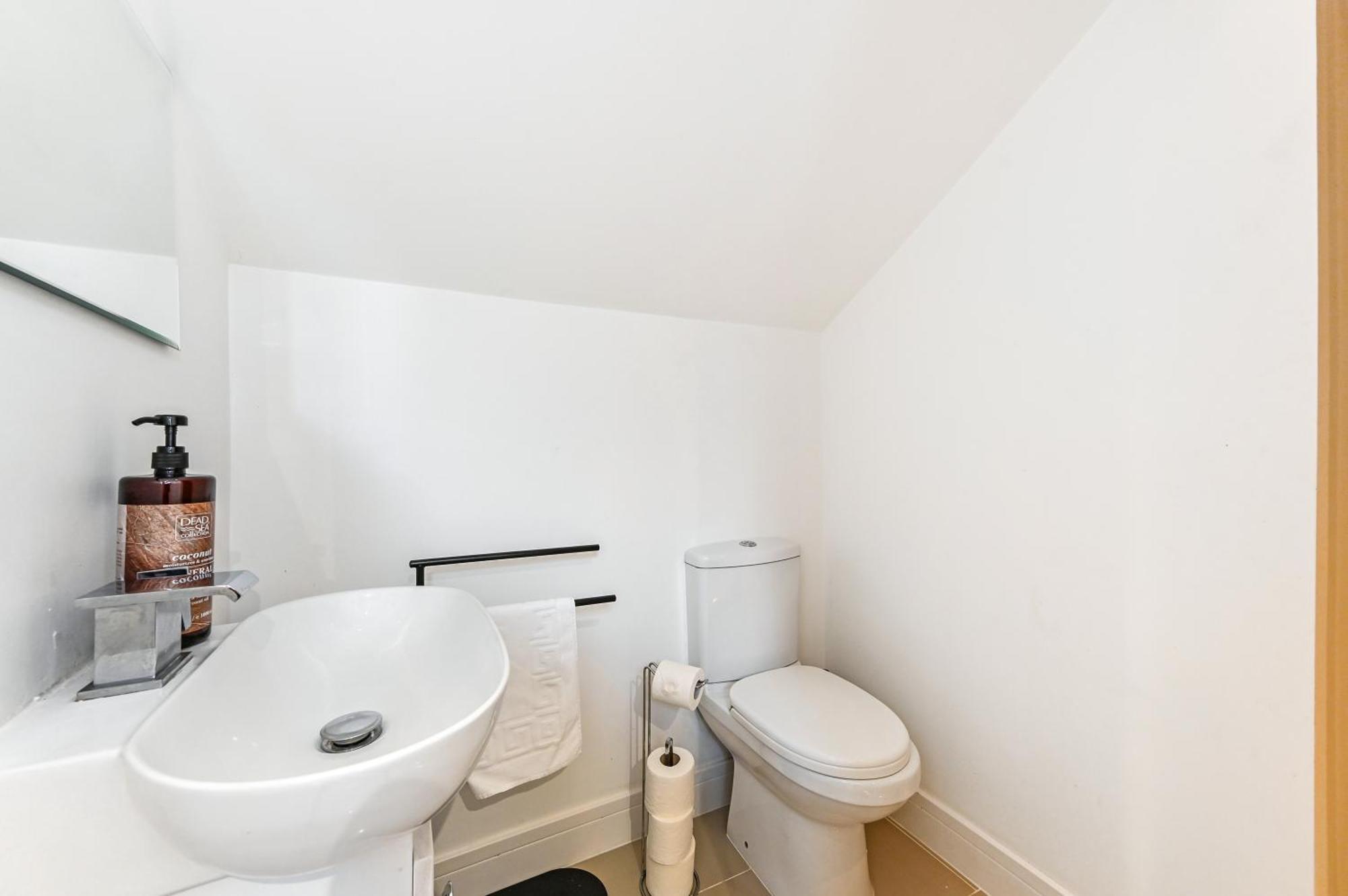 Family 1 Bed Apt Near Cardiff City Centre, Free Parking, Quiet, Secure Neighbourhood Eksteriør bilde