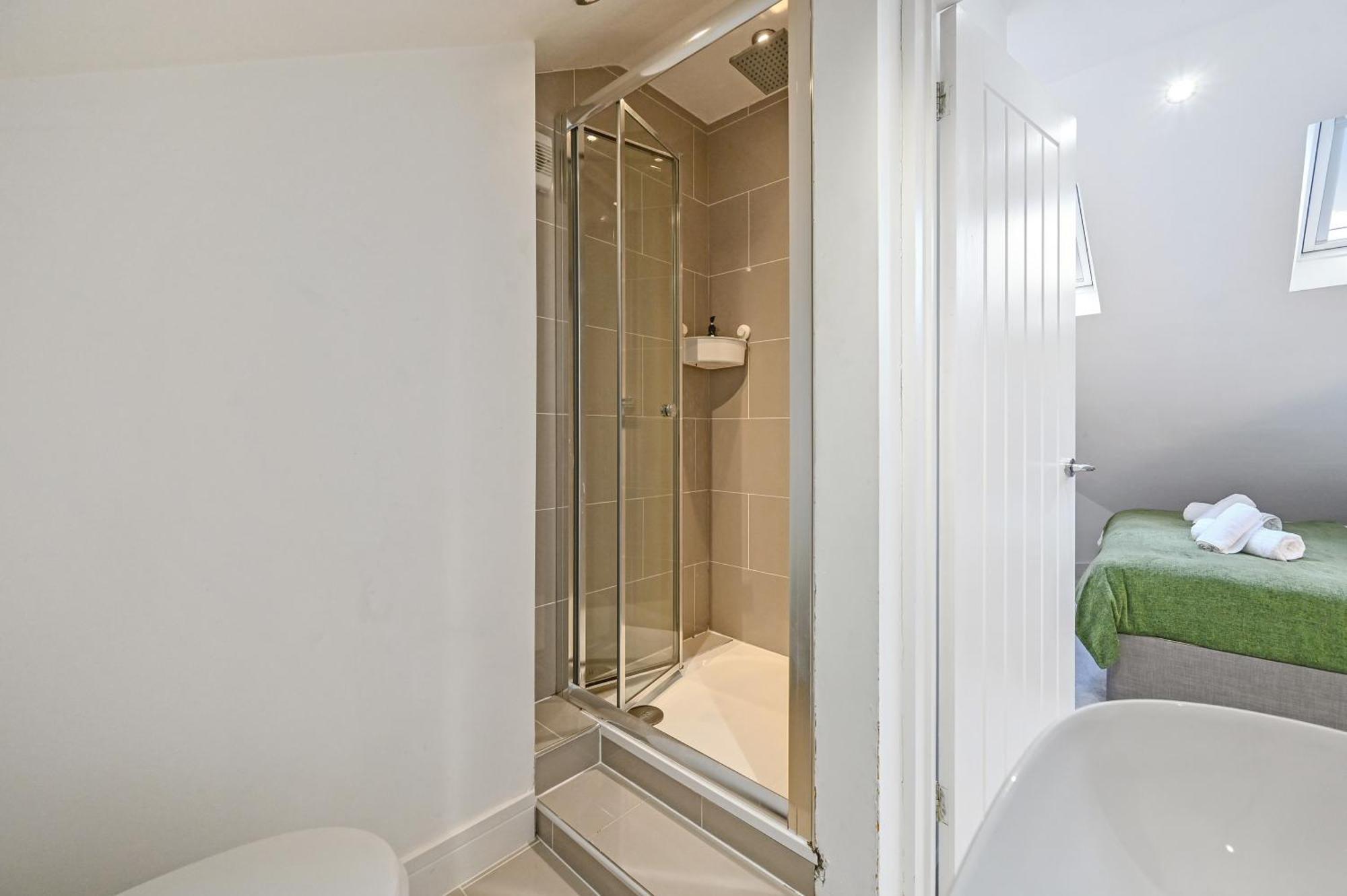 Family 1 Bed Apt Near Cardiff City Centre, Free Parking, Quiet, Secure Neighbourhood Eksteriør bilde